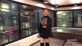 m exhibant sans culotte dans un centre commercial voici une video d exhib ...