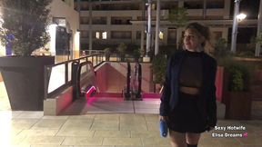 m exhibant sans culotte dans un centre commercial voici une video d exhib ...