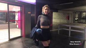 m exhibant sans culotte dans un centre commercial voici une video d exhib ...