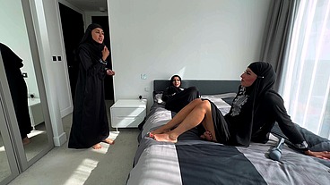 Naughty desi's seduce auntie ft Aaliyah Yasin& Sahara Knite