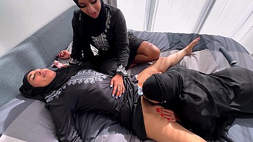 Naughty desi's seduce auntie ft Aaliyah Yasin& Sahara Knite