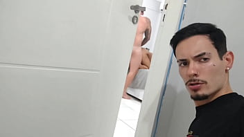 Fomos pegos no flagra pelo amigo do meu marido!!