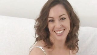 Amateur MILF met kleine tieten geneukt in hardcore anale gangbang