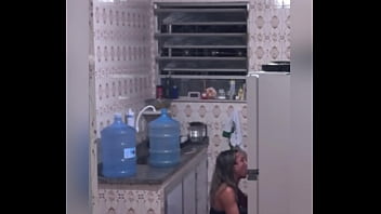 O entregador voltou e meteu gostoso na Hotwife enquanto o corno se escondeu no banheiro