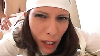 Cara penetra com força o cu apertado da vadia