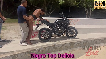 transei com a Bartira Luz em uma praca e em cima de uma moto, com todo mundo olhando.