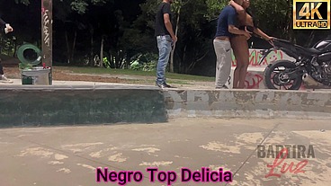 transei com a Bartira Luz em uma praca e em cima de uma moto, com todo mundo olhando.