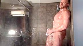 dilf showers on cam