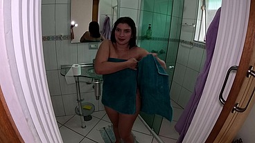 Após uma cena de DP ela toma banho e leva chupada da câmera girl e o diretor