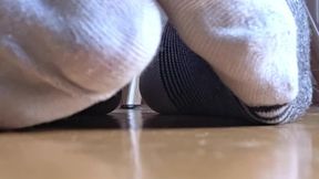 JOI pute à pieds gros plan - JOI feet whore on the floor