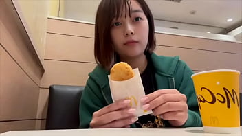 遠距離の彼氏とエッチしてなくてムラムラして我慢できずにお店のト◯レでオナニーしてしまう大学生。
