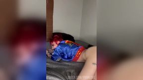 otaku follada por su amigo sin condon