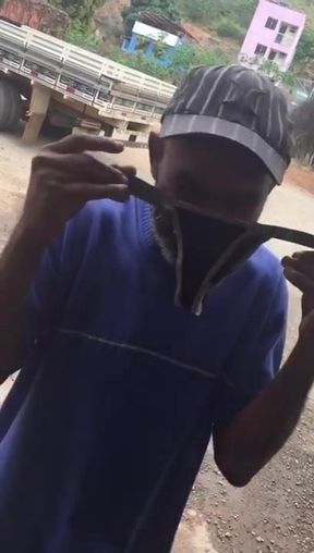 Pegou a calcinha da vizinha no cesto de roupa