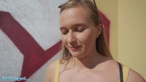 Public Sex Stacy Cruz zeigt ihre perfekten Titten für Bargeld