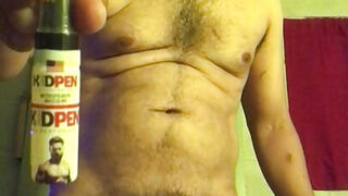 Un homme excité se masturbe seul avec son énorme pénis puis se le fait enculer.