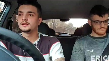 dois amigos batendo punheta dentro do carro no centro de São Paulo