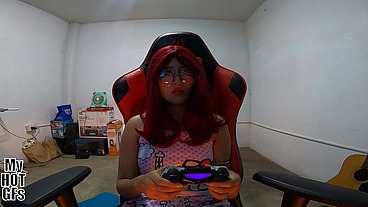 Encuentro a jovencita gamer y me la follo