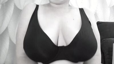 A mature BBW milf with big natural saggy tits tries on bras.