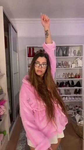 Hot teen teases with sexy twerking moves