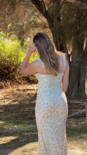 Curvy cutie feels herself in sunshine