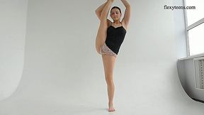 Flexible babe Dasha Lopuhova does the splits and shows bald pussy