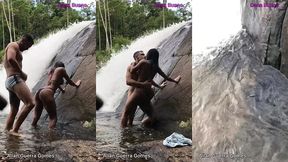 gozei gostoso na bunda grande da morena dana bueno e o lutador de mma allan guerra gomes mostra a linda cachoeira