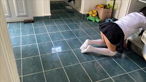 encuentro a mi petite hijastra de 18 anos en cuatro patas en la cocina y le lleno el culito de semen