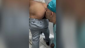 fudendo twink no banheiro do terminal de onibus sem capa