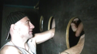 Francouzská amatérka Jess Royan srká velké penisy u glory hole, než ji bez sedla gangbang orálně šuká