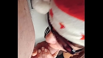 Babbo natale mi secchia il cazzo con la sua bella bocca.