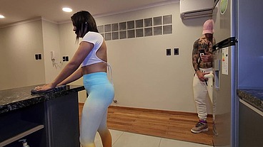 madrastra se aprovecha de mi erección, pide sexo anal