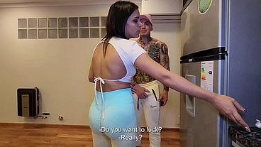 madrastra se aprovecha de mi erección, pide sexo anal