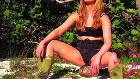 Solo babe gets caught in public park