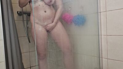 Vends-ta-culotte - Beautiful 30 year old French amateur soaping her delicious body in the shower