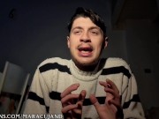 ragazzo arrapato mette in mostra i piedi segando il suo cazzo duro eiaculando sul pavimento