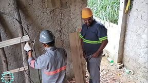 Eletricista fudendo o ajudante durante o servi&ccedil_o