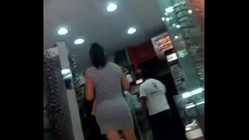 Madura de buen culo me miraba de rato en rato