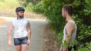 Szopás, hármasban, csupasz hátú, férfi – nyilvános, házi készítésű videó amatőr srácokról, akiket análisan dugnak meg