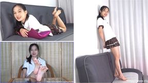 The super beautiful Yan Ling shows her beautiful feet on the sofa and stool