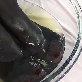 Big Tit Mature Pissing on Nylon Feet