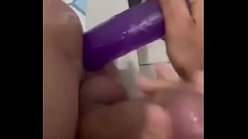 Gozando na bundinha com consolo no cuzinho