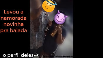 CORNO LEVOU A NOVINHA PARA BALADA ELA BEBEU E FODEU COM DOIS AO MESMO TEMPO