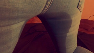 Ich musste im knien in die Jeans pissen