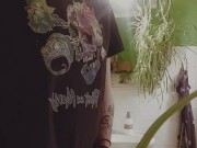 Mit Strap-On ins Klo pissen