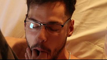 O macho discreto pauzudo me levou para o motel e me fez de puto submisso, lambi os p&eacute_s dele e no final gozou no meu cuzinho leitando muito