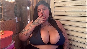 Bbw fumando e mostrando os peitoes