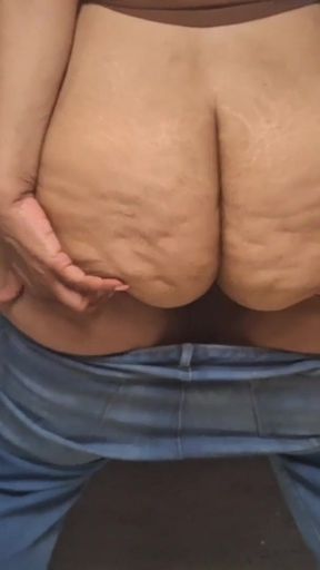 BIG BOOTY ANAL QUEEN SHAKING HER PHAT ASS AT HOME   Clip 1