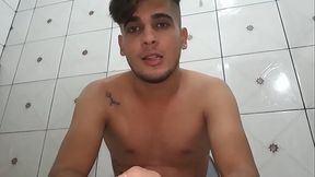 sentado no vazo fasendo aquilo