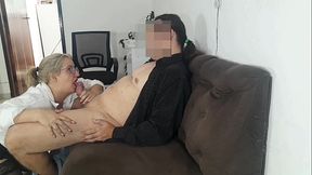 Secret&aacute_ria usa sua bunda gostosa para acalmar cliente