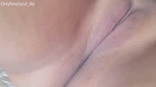 Dulce coño recibe su primer orgasmo de la mañana- Masturbación en solitario